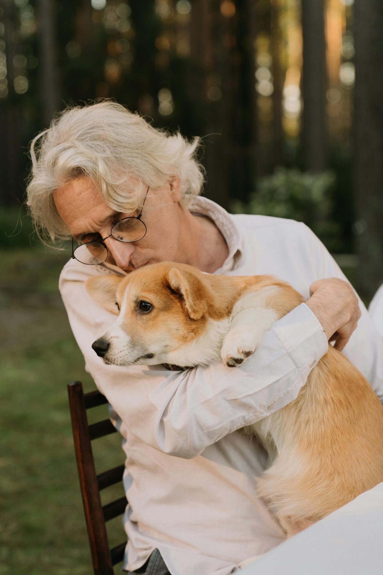 Man houdt zijn hond liefdevol vast